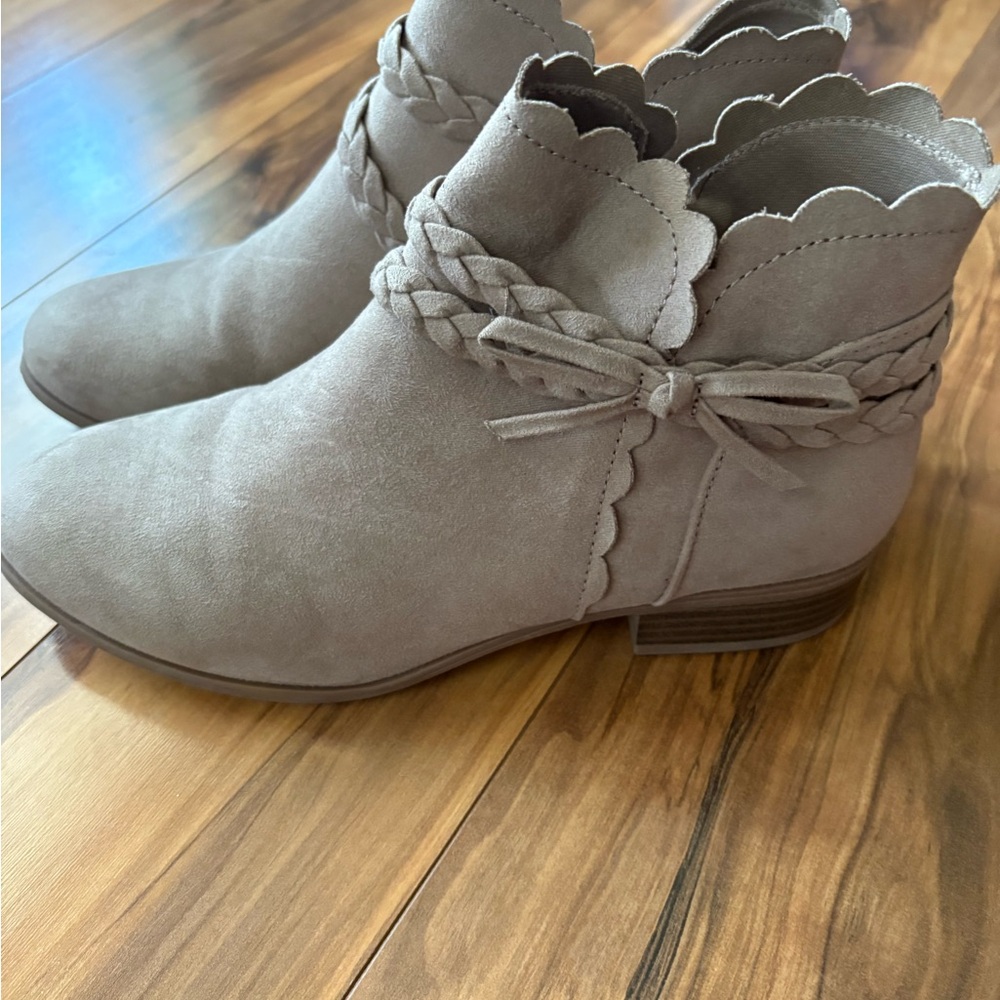 Girl’s tan Ankle Boots
